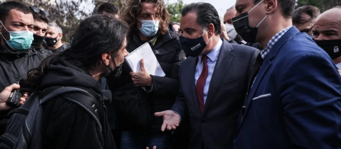 Εστίαση: Σφοδρές αποδοκιμασίες έτρεψαν σε φυγή τον Α.Γεωργιάδη - Διαμαρτυρία με φέρετρα και νεκροκεφαλές
